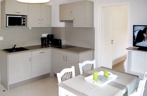 Remoulins Apartment | Lovely apartment for 6 people with pool, hot tub, WIFI, A/C, TV, balcony, pets allowed and parking