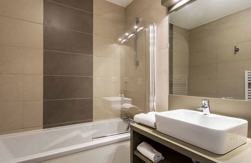 Remoulins Apartment | Lovely apartment for 6 people with pool, hot tub, WIFI, A/C, TV, balcony, pets allowed and parking