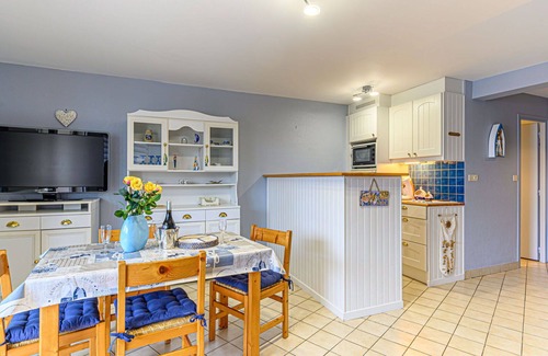 Locmariaquer Apartment | Lovely apartment for 4 guests with TV, balcony and parking