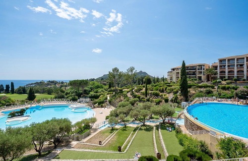 Cap Esterel Apartment | Lovely apartment for 5 guests with WIFI, A/C, pool, TV, patio, pets allowed and parking