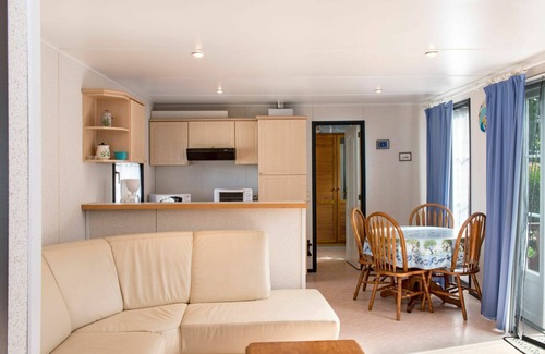Les Cabanes de Fleury House | Lovely apartment in villa for 6 guests with WIFI, A/C, pool, TV, terrace, pets allowed and parking