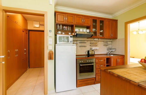Balatonoszod Apartment | Lovely apartment for 5 people with WIFI, A/C, TV, patio and parking