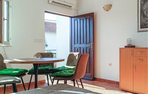 Gornji Karin Apartment | Lovely Apartment In Gornji Karin