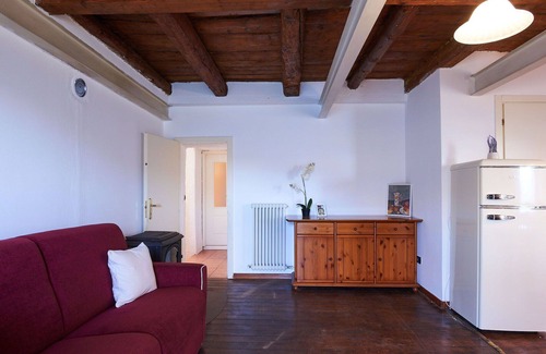 Bellano House | Lovely apartment in villa for 6 guests with WIFI, TV, patio and pets allowed