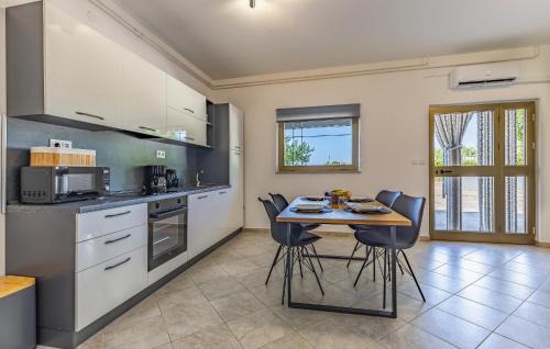 Mali Vareski Apartment | Lovely Apartment In Peruski