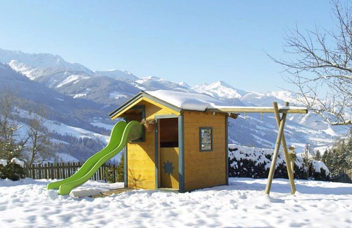 Taxenbach Villa | Lovely apartment in villa for 4 people with pool, WIFI, TV, patio and parking