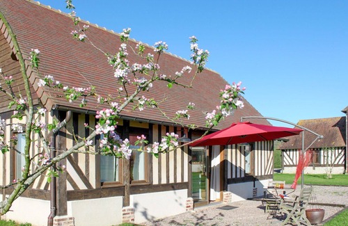 Victot - Pontfol House | Lovely apartment in villa for 6 people with pool, WIFI, TV, patio and pets allowed