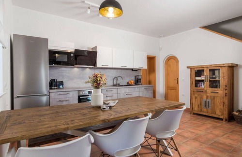 Martina House | Lovely apartment in villa for 6 guests with WIFI, pool, A/C, TV, terrace, pets allowed and parking