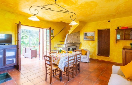 Casalbordino House | Lovely apartment in villa for 6 guests with WIFI, pool, TV and terrace