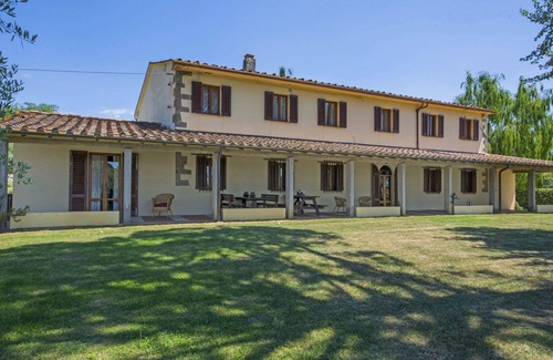 Lamporecchio Villa | Lovely apartment in villa for 14 guests with private pool, WIFI, TV, balcony and pets allowed