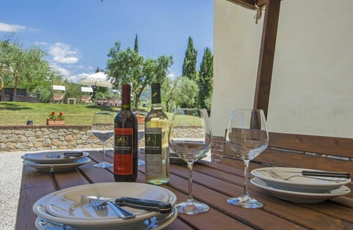 Lamporecchio Villa | Lovely apartment in villa for 14 guests with private pool, WIFI, TV, balcony and pets allowed