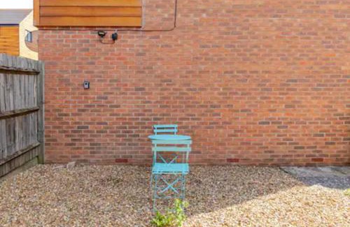 Milton Keynes Apartment | Lovely Apartment with Garden & Parking