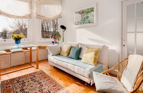 Mortlake Apartment | Lovely Barnes Village Riverside Nest