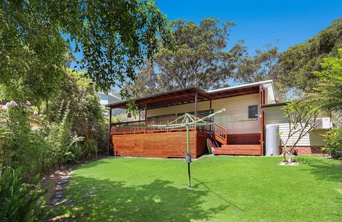 Bateau Bay House | Lovely Beachside Hideaway with Spacious Patio