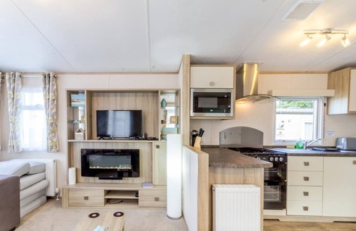 Corton House | Lovely caravan at Azure Seas nearby the beautiful beach ref 32038AZ