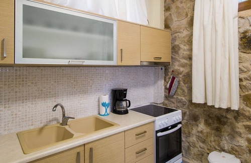 Aristotelis Apartment | Lovely comfortable apartment on a hill by the sea