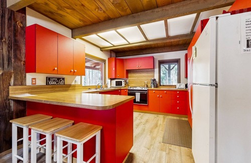McCall Cabin | Lovely dog-friendly cabin w/full kitchen, wrap around deck, & private gas grill