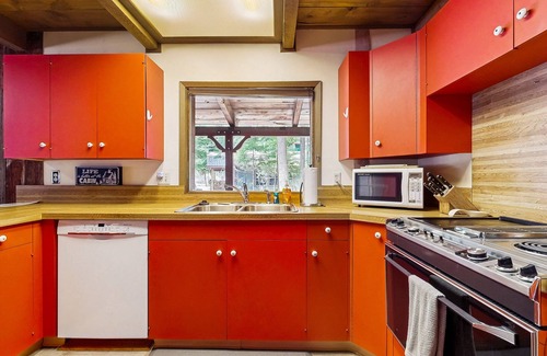 McCall Cabin | Lovely dog-friendly cabin w/full kitchen, wrap around deck, & private gas grill