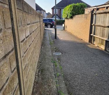 London Borough of Bexley Apartment | Lovely En-suite Room with private entry, Close to Station