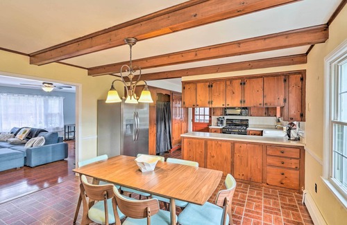 Freehold House | Lovely Freehold Home w/Deck, 16 Mi to Slopes