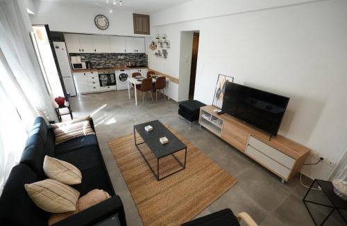 Nea Smirni Apartment | Lovely Front Garden 2 BDRM Nea Smyrni