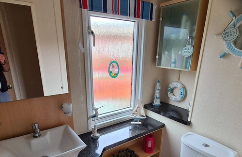 Montrose House | Lovely Holiday Home; Close to beach / local amenities - SouthLinks Holiday Park