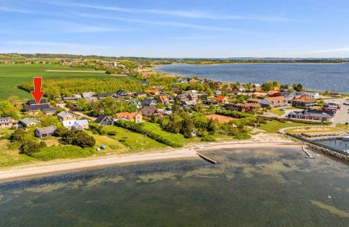 Fur House | Lovely Holiday Home With Hot Tub 150 M To Water