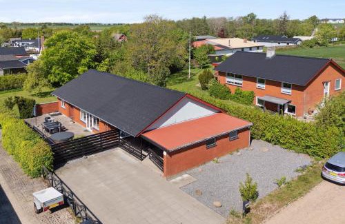 Fur House | Lovely Holiday Home With Hot Tub 150 M To Water