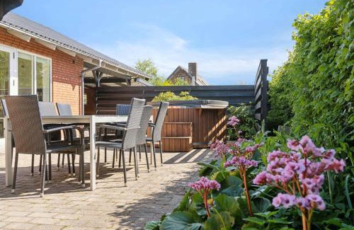 Fur House | Lovely Holiday Home With Hot Tub 150 M To Water