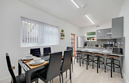 Tottenham Hale House | Lovely Home - Park Views and Ideal Transport Links