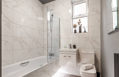 Seven Sisters House | Lovely Home: Quiet Street, Near Nature, Good Links