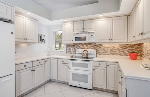 Lely Golf Estates House | Lovely home with pool, golf nearby, lanai, central AC, & washer/dryer