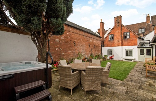 Alcester House | Lovely, ideally located, recently updated English home in Alcester, Warwickshire