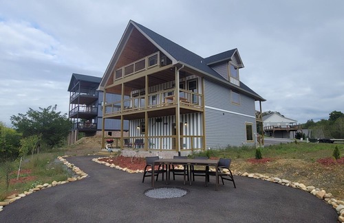Sevierville Cabin | Lovely Lakehouse with water view, shared pool, billards, arcade game