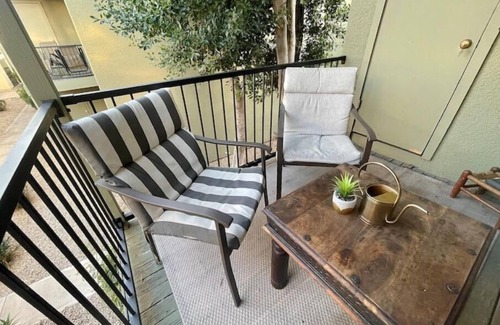 Alhambra Apartment | Lovely Melrose Condo near GCU&DT