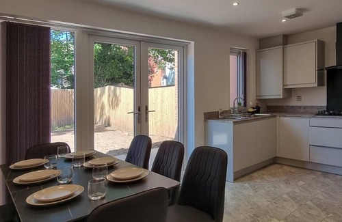 Old Trafford House | Lovely Modernist 4 Bed House