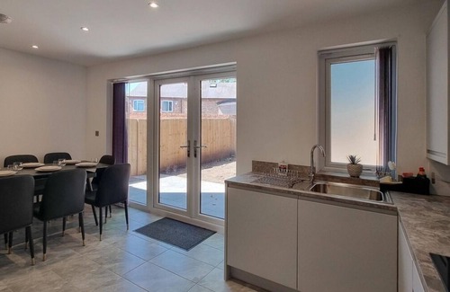 Old Trafford House | Lovely Modernist 4 Bed House