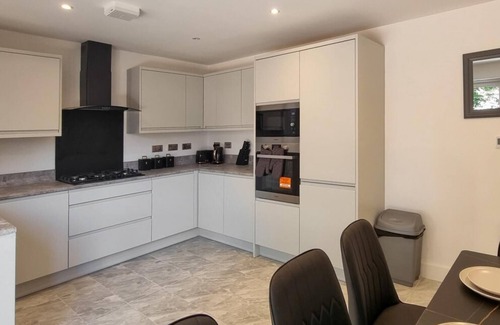 Old Trafford House | Lovely Modernist 4 Bed House