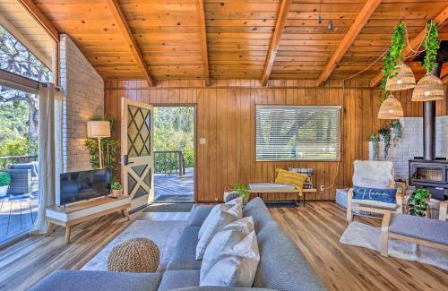 Yosemite Forks House | Lovely Oakhurst Cabin with Deck and Mtn Views!
