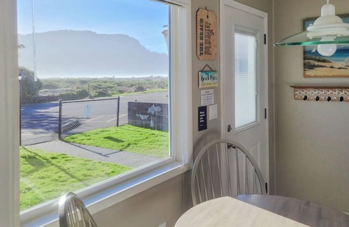 Seaside Cottage | Lovely oceanfront getaway with pool & fireplace