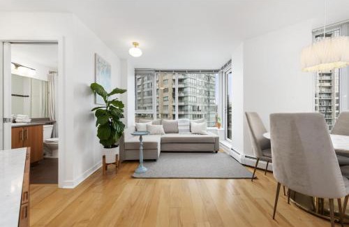 Crosstown Apartment | Lovely One-Bedroom Apartment with Pool, Hot Tub, and Gym in the Heart of Downtown, skytrain 3min away