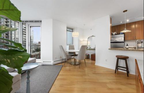 Crosstown Apartment | Lovely One-Bedroom Apartment with Pool, Hot Tub, and Gym in the Heart of Downtown, skytrain 3min away