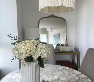 Crosstown Apartment | Lovely One-Bedroom Apartment with Pool, Hot Tub, and Gym in the Heart of Downtown, skytrain 3min away