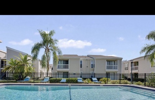University Apartment | Lovely one bedroom unit with patio, pool, and gym