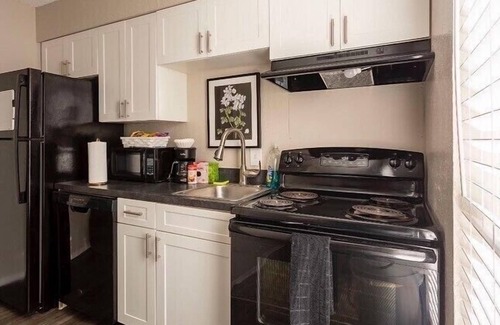 University Apartment | Lovely one bedroom unit with patio, pool, and gym