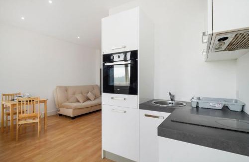 Borehamwood Apartment | Lovely Private Large Studio with Parking