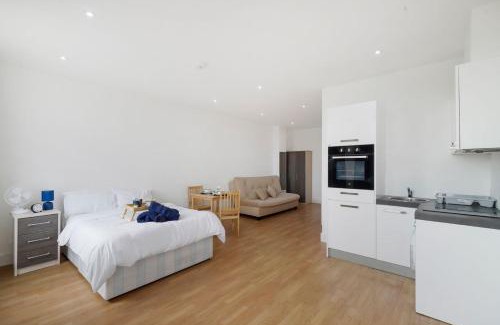 Borehamwood Apartment | Lovely Private Large Studio with Parking