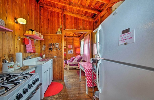 Waldoboro Cabin | Lovely 'Raspberry Cottage' w/Rowboat on Back Cove!