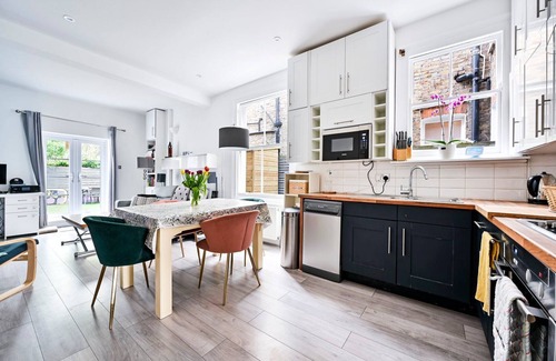 Askew Apartment | Lovely retreat with garden in London