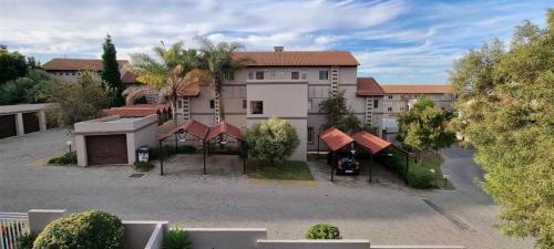 Greater Johannesburg Metropolitan Area Apartment | Lovely Room In a Shared Apartment with Pool
